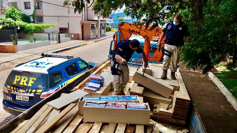 Motorista e passageiro são presos transportando 800 quilos de maconha